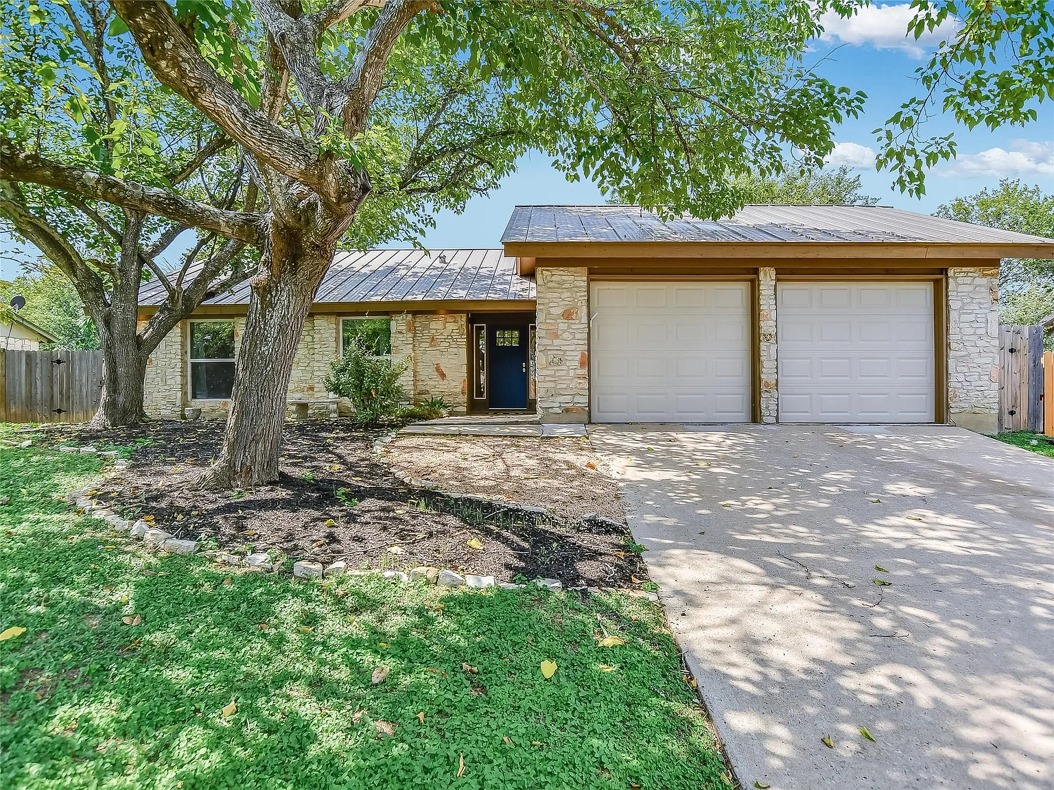 3 bed, 2.0 bath, 1781 sqft, $2,400 — Photo 1