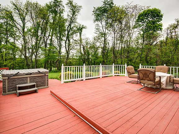 HUGE WRAPAROUND DECK