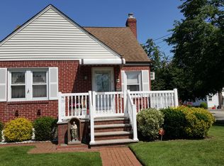 224 Euston Rd S, Garden City, NY 11530