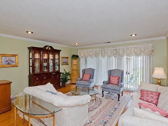 5th image of 120 Nassau Dr #120