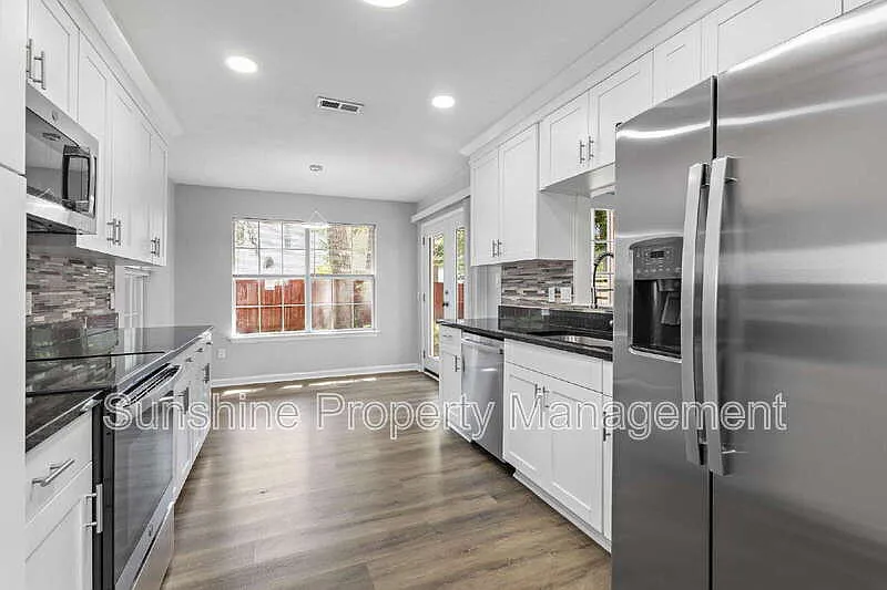 4 bed, 2.5 bath, 2200 sqft, $2,900 — Photo 4