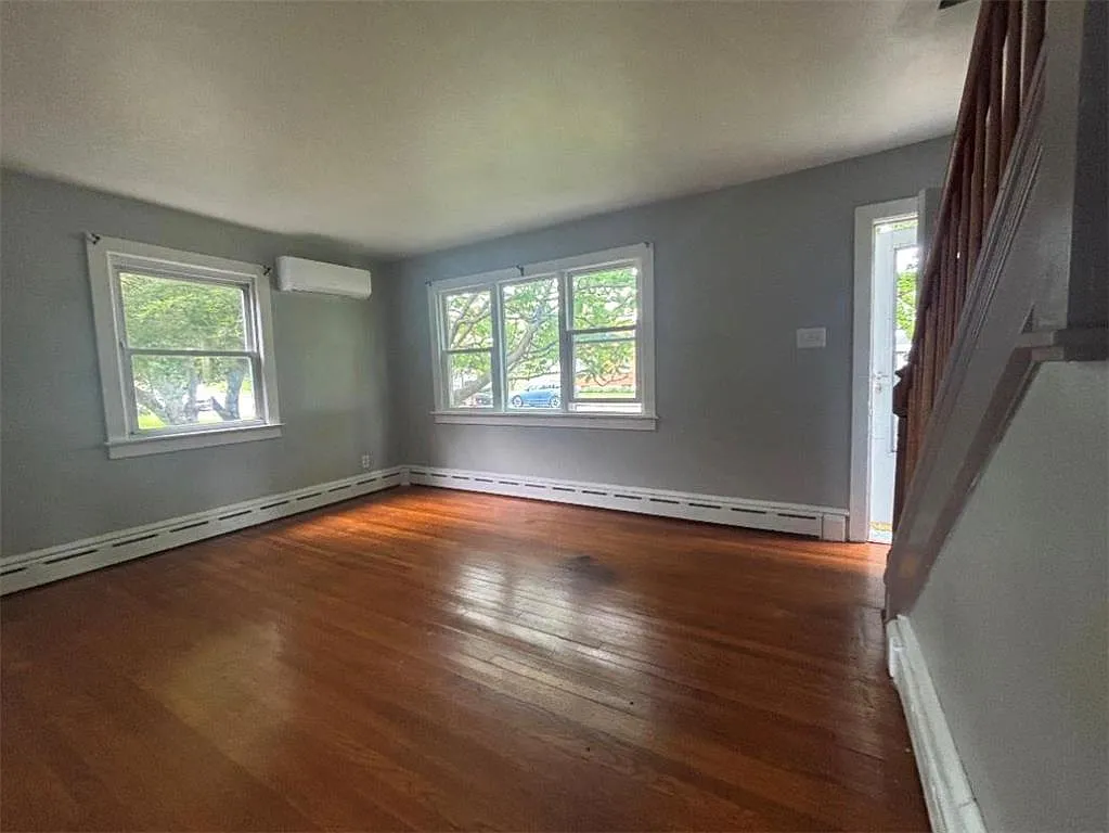4 bed, 1.0 bath, 1650 sqft, $2,500 — Photo 3