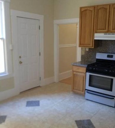 5th image of 1033 Hampshire St