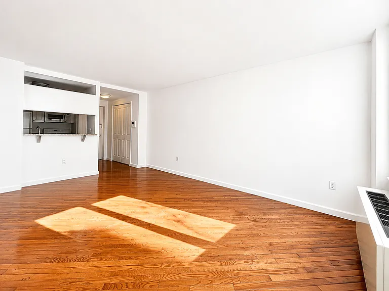 401 W 22nd St #5D — Photo 3
