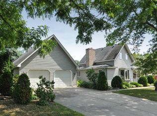 8532 Kennedy Memorial Dr, Saint Bonifacius, MN 55375