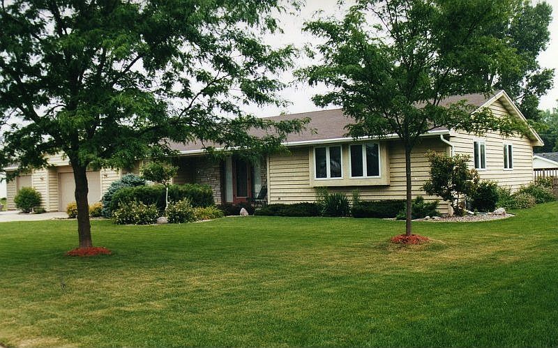 862 Meadowbrook Drive Green Bay, WI 54313  BY OWNER  $189500.