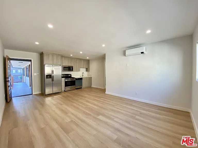 3207 W 3rd St #3 — Photo 7