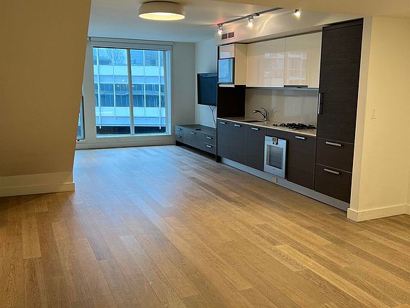 4th image of 1477 Pender St #501