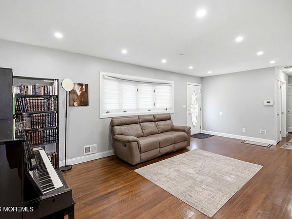 5th image of 20 Western Dr