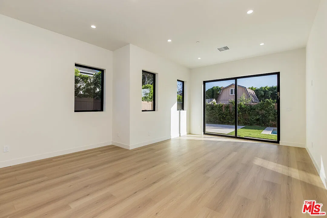 3 bed, 2.0 bath, 1300 sqft, $5,495 — Photo 4