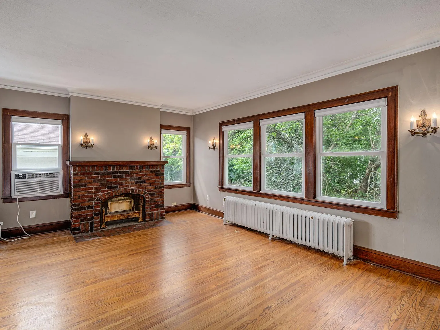 2078 Saint Clair Ave — Photo 2