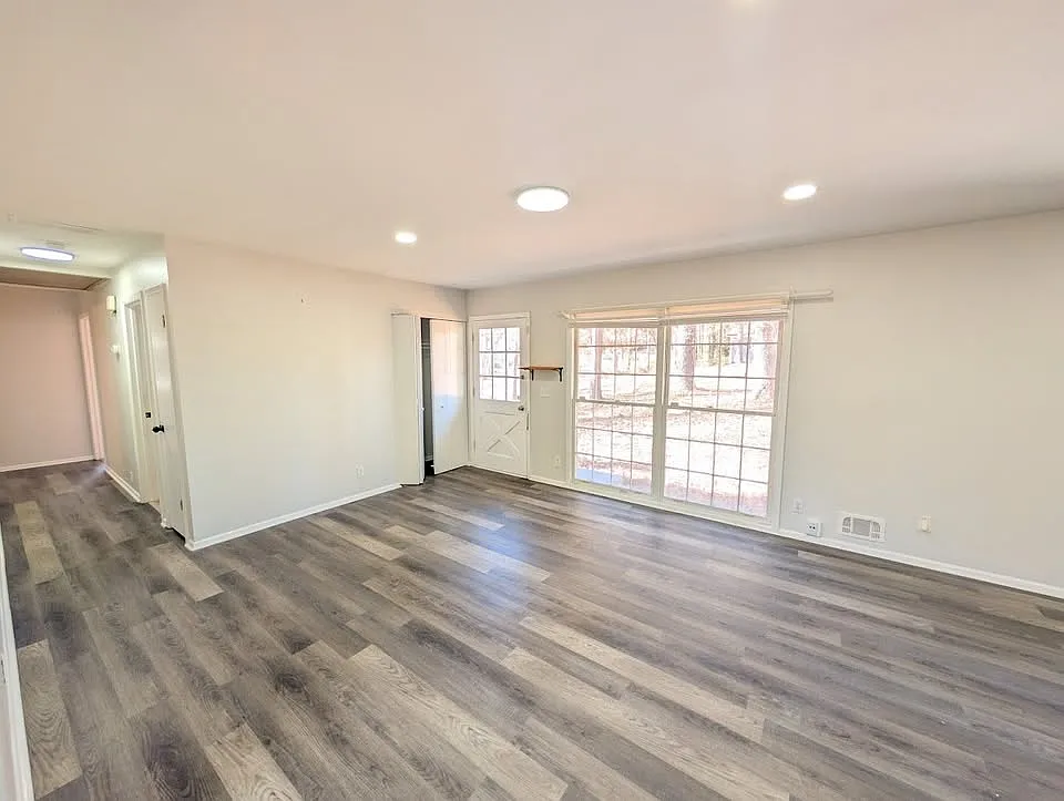 3 bed, 1300 sqft, $1,899 — Photo 3