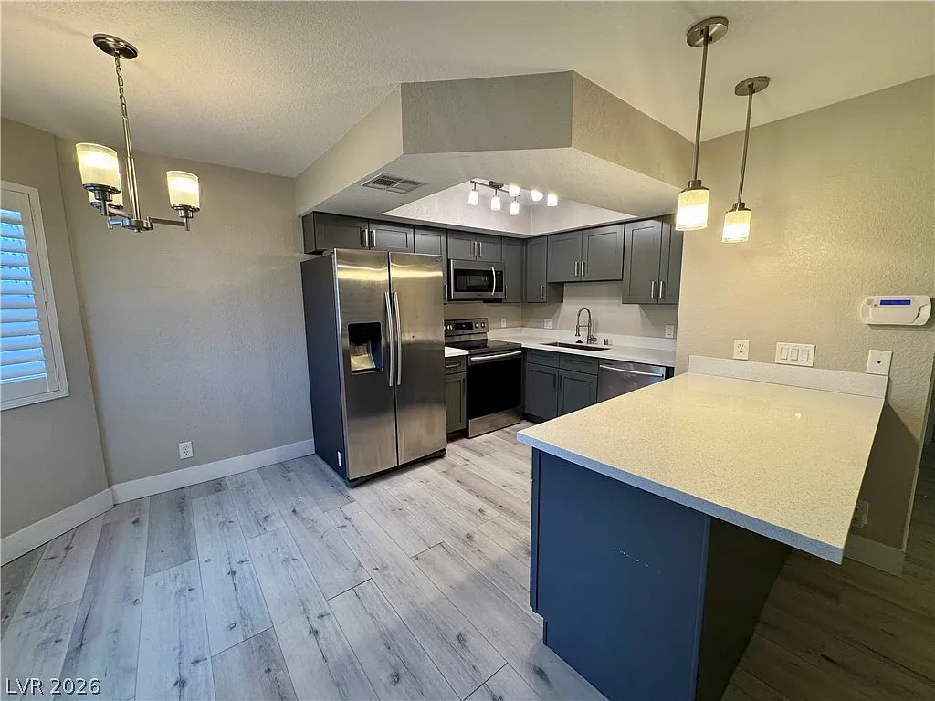 2 bed, 2.0 bath, 912 sqft, $1,570 — Photo 2