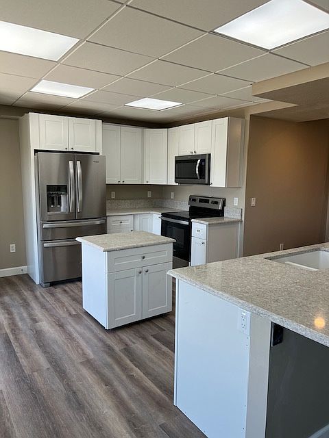 Full kitchen with dishwasher, refrigerator with ice maker, microwave, range/oven, disposer.
