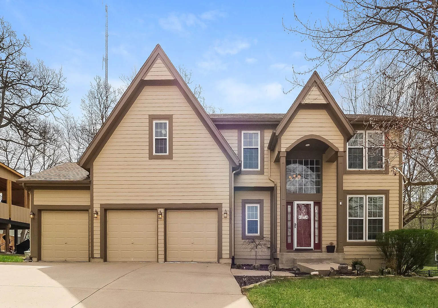 Beautiful 5 Bedroom 4.5 Bathroom Olathe Home with Finished Basement, 3-Car Garage & Flexible Furn... — Photo 1
