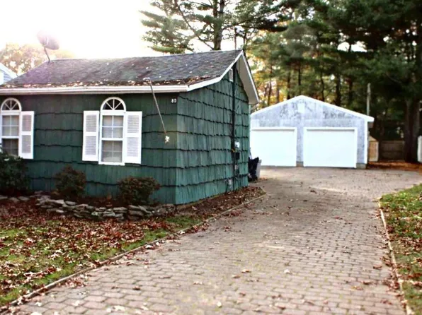 80 S Evergreen Dr, Selden, NY 11784