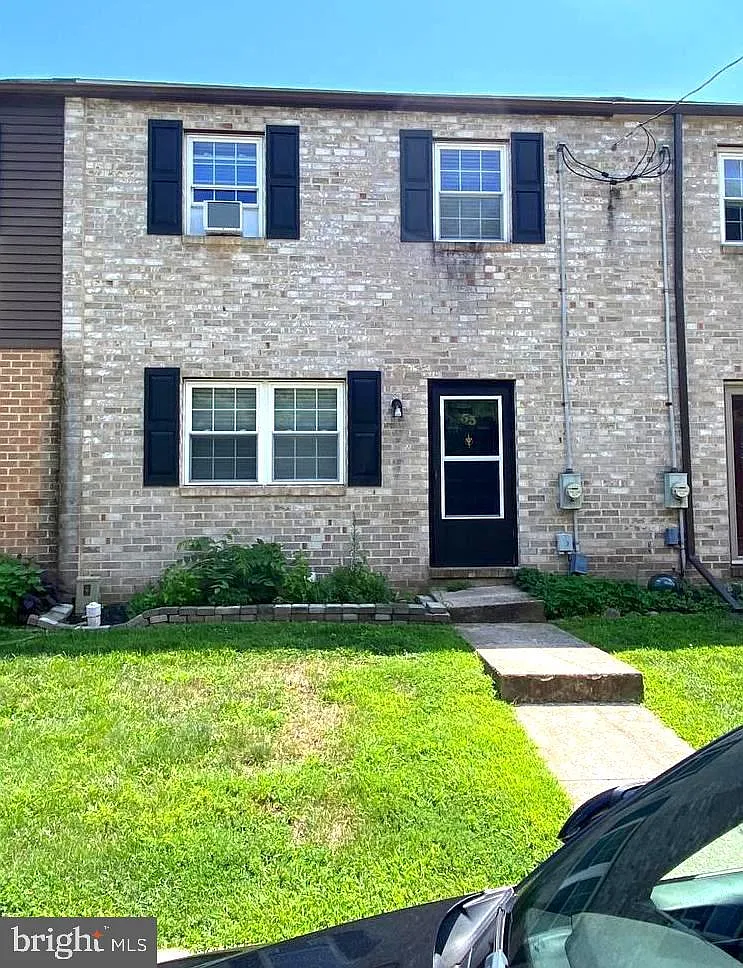 3 bed, 1.5 bath, 1350 sqft, $2,400 — Photo 2