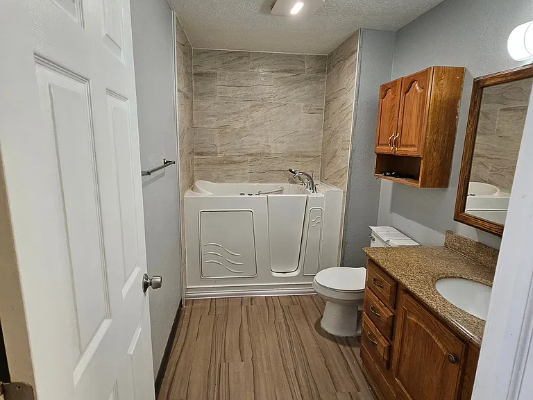 724 Troy Ave — Photo 10