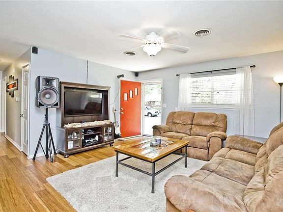3rd image of 820 W Bel Air Dr