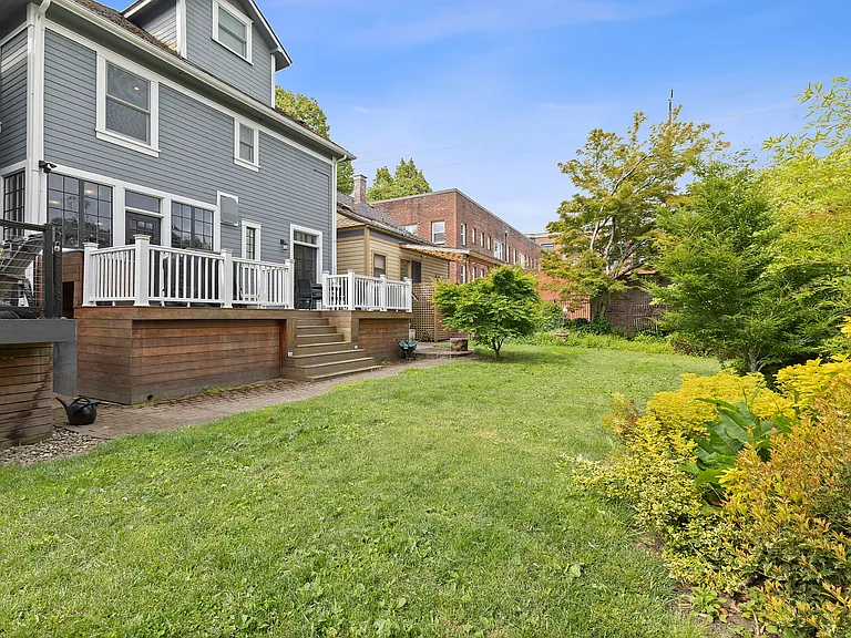 2061 NW Kearney St — Photo 23