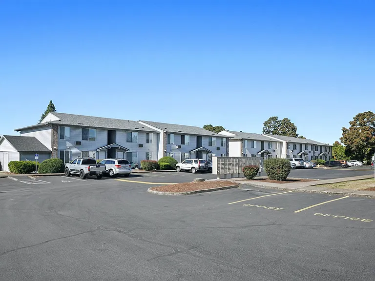 Cedar Court Apartments — Photo 9