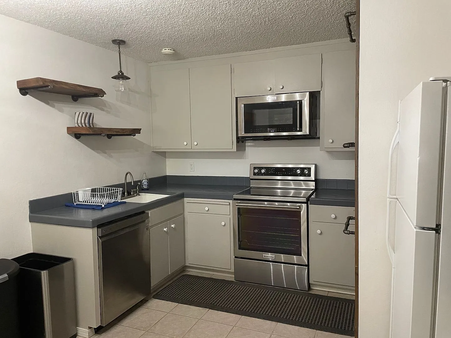 1281 Bonanza Ave — Photo 2