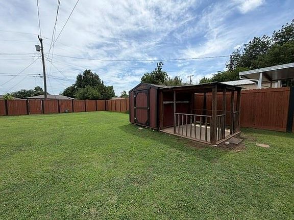 4th image of 920 SW 52nd St