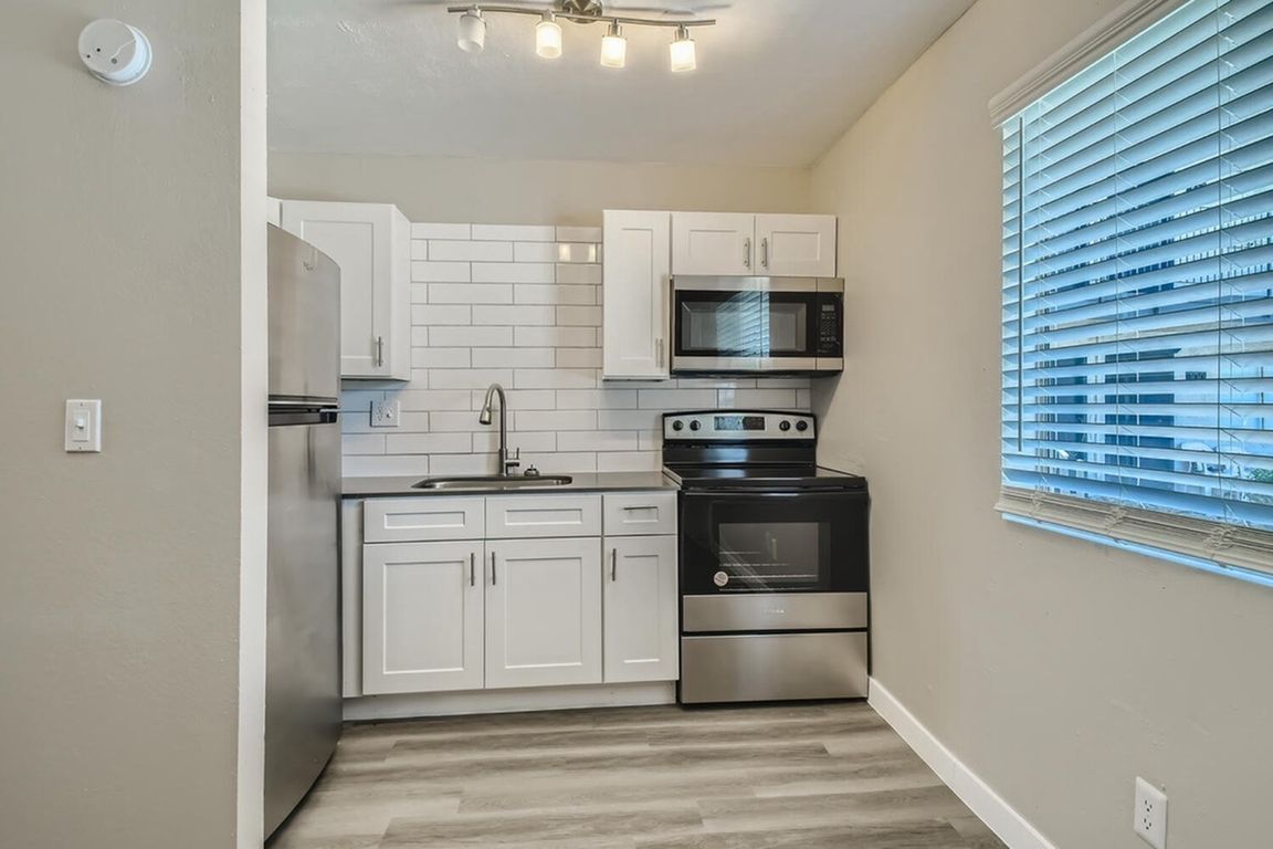 5902 W Royal Palm Rd Glendale-large-023-048-Kitchen-1500x1000-72dpi Large