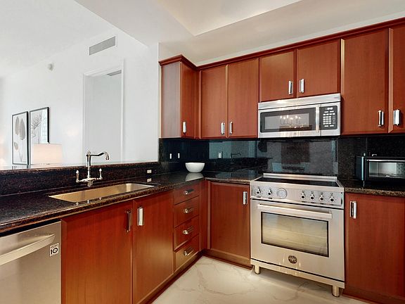 4th image of 403 S Sapodilla Ave #707