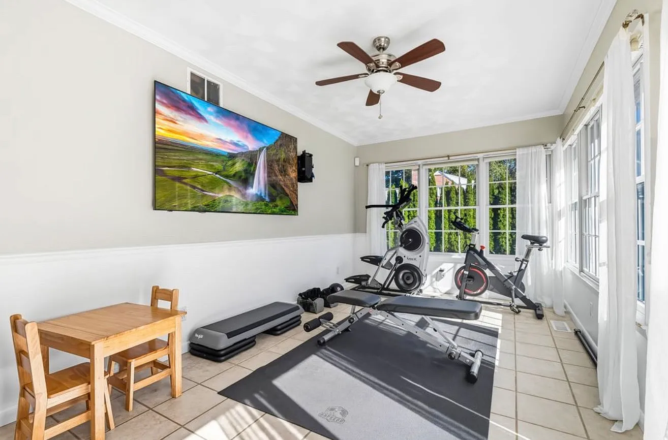 3 bed, 2700 sqft, $2,300 — Photo 4