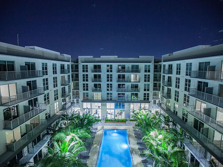 850 Living — Photo 20