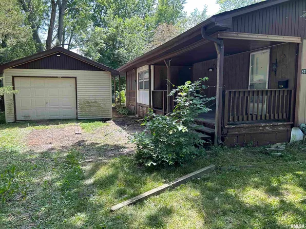 819 W Madison St, Girard, IL 62640