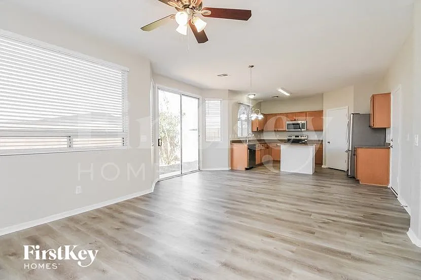 3 bed, 2.5 bath, 1434 sqft, $2,105 — Photo 2