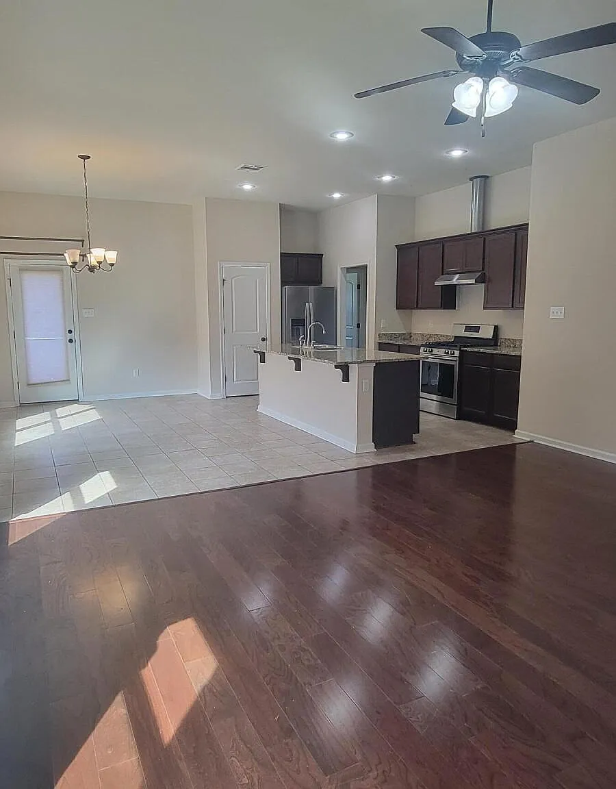 3 bed, 1659 sqft, $1,975 — Photo 2