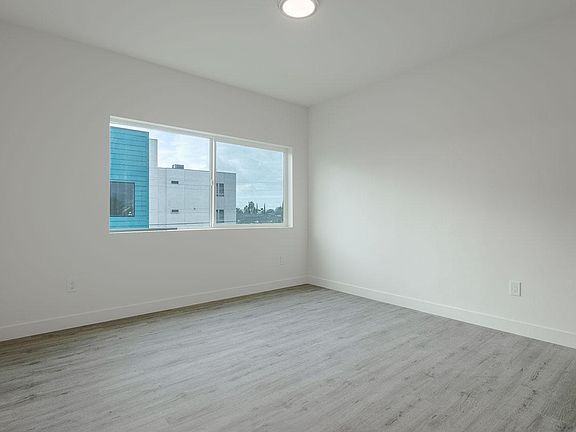 2nd image of 4806 1/2 Elmwood Ave