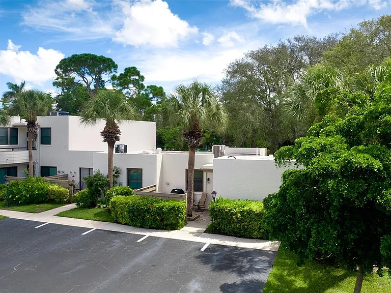 401 Palm Tree Dr — Photo 8