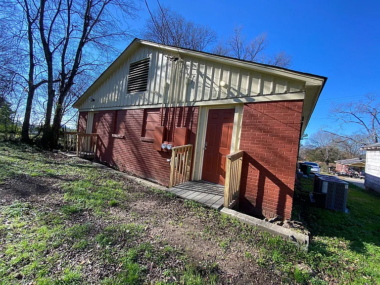 2311 S Park St — Photo 6