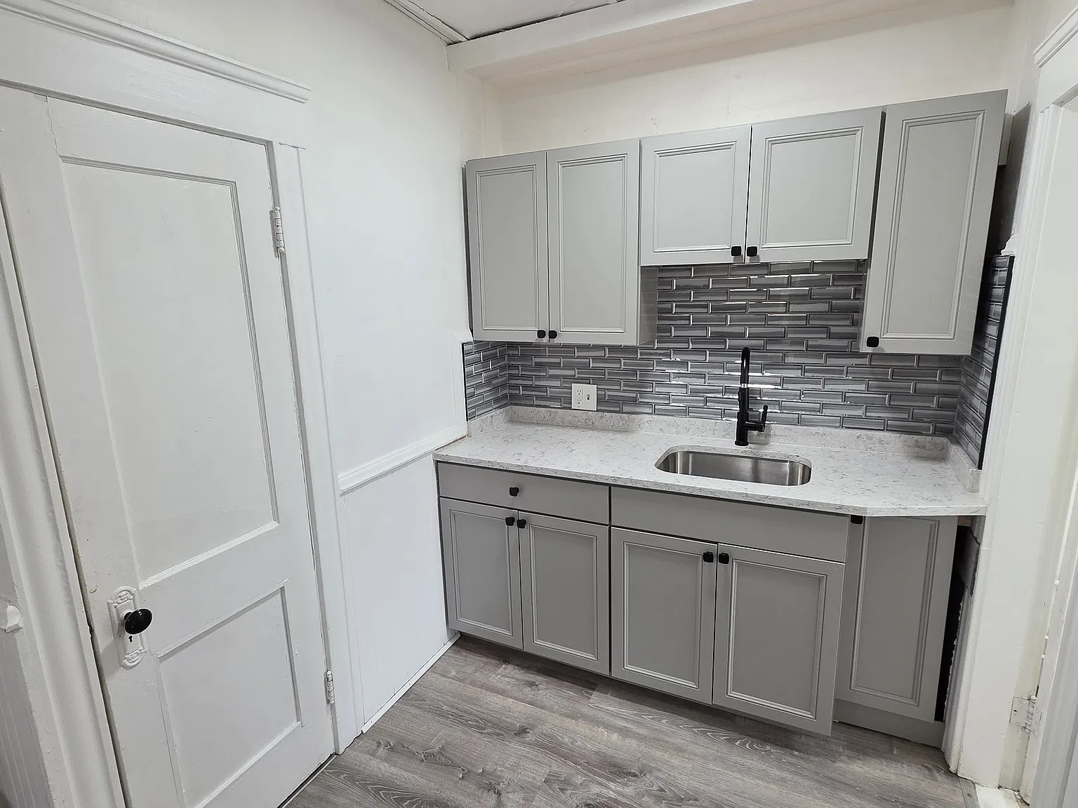  583 Willow St 3rdflr 2b/1b Updated Hardwoods Balcony! Petsok Laundry — Photo 3