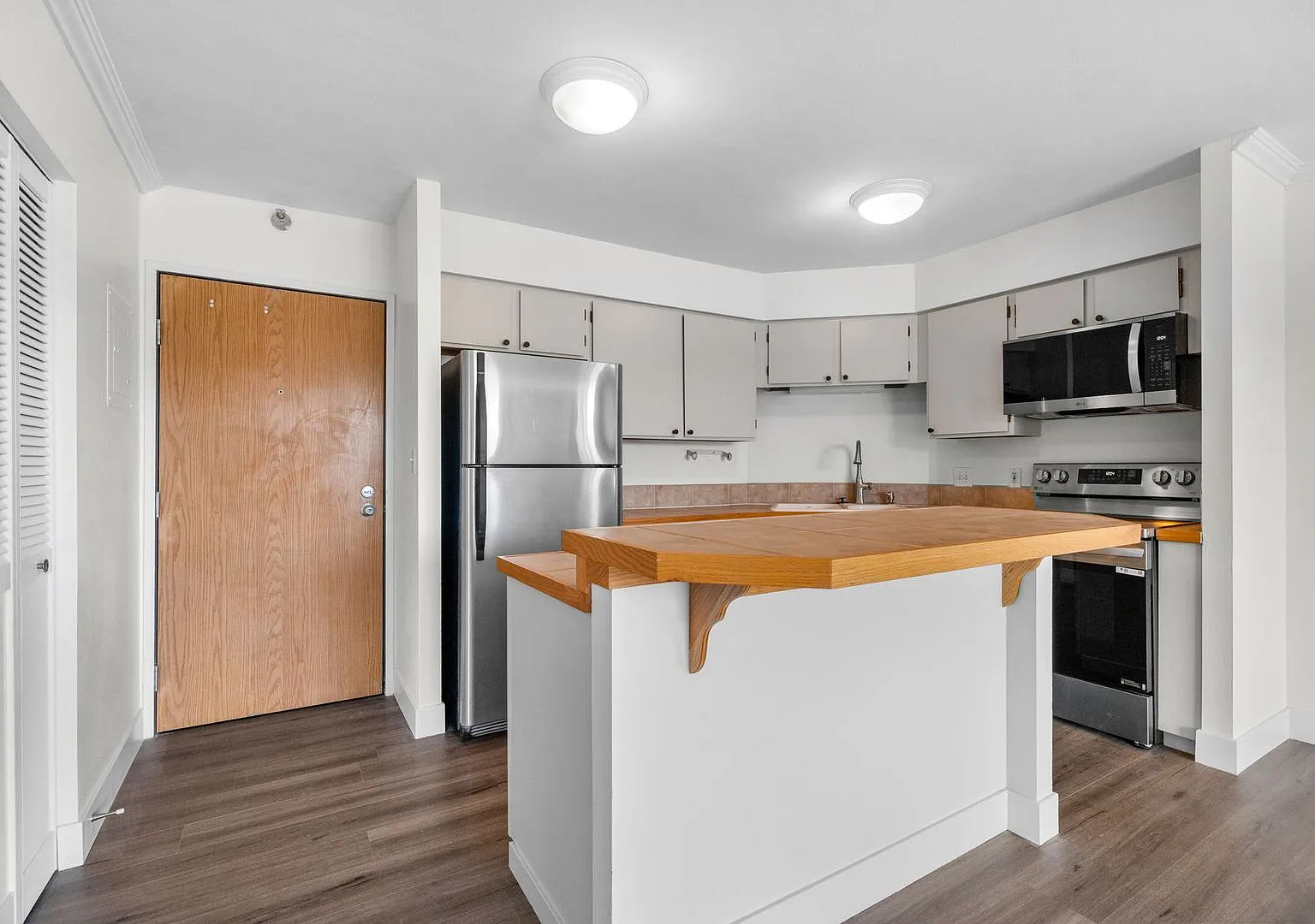 Spacious, Renovated Downtown Condo with Breathtaking Views of the City! — Photo 4