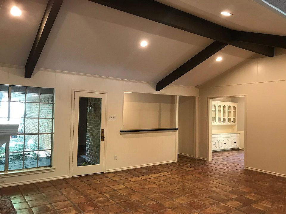 2nd image of 2411 W Prairie Creek Dr