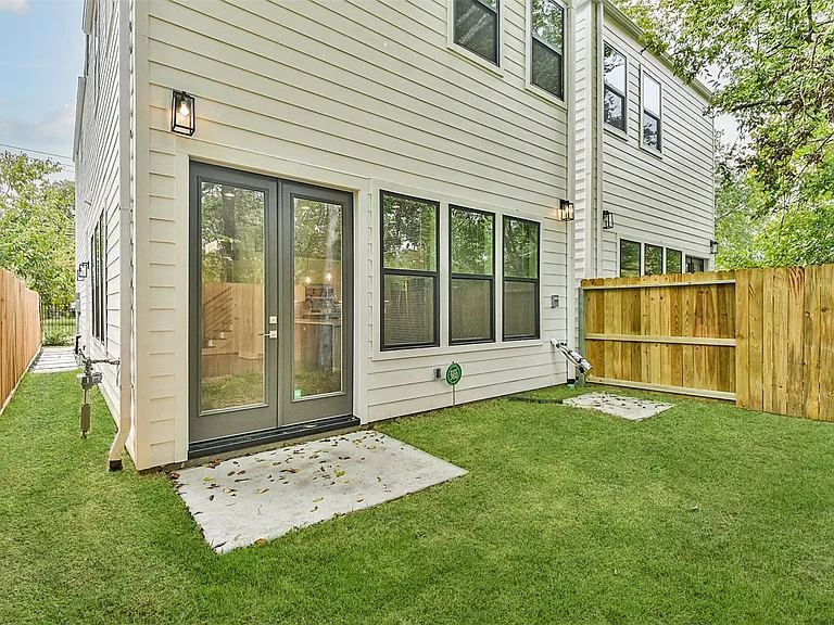 810 Mansfield St — Photo 46
