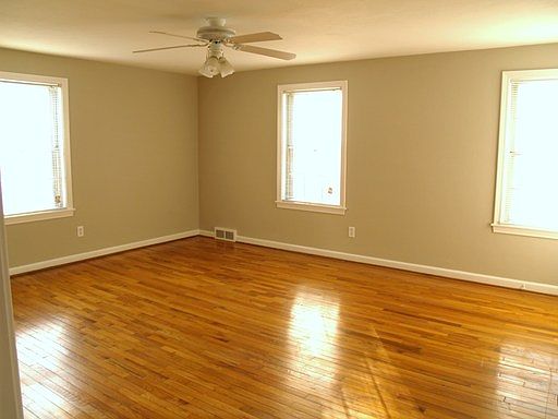 2nd image of 7522 Terrace St