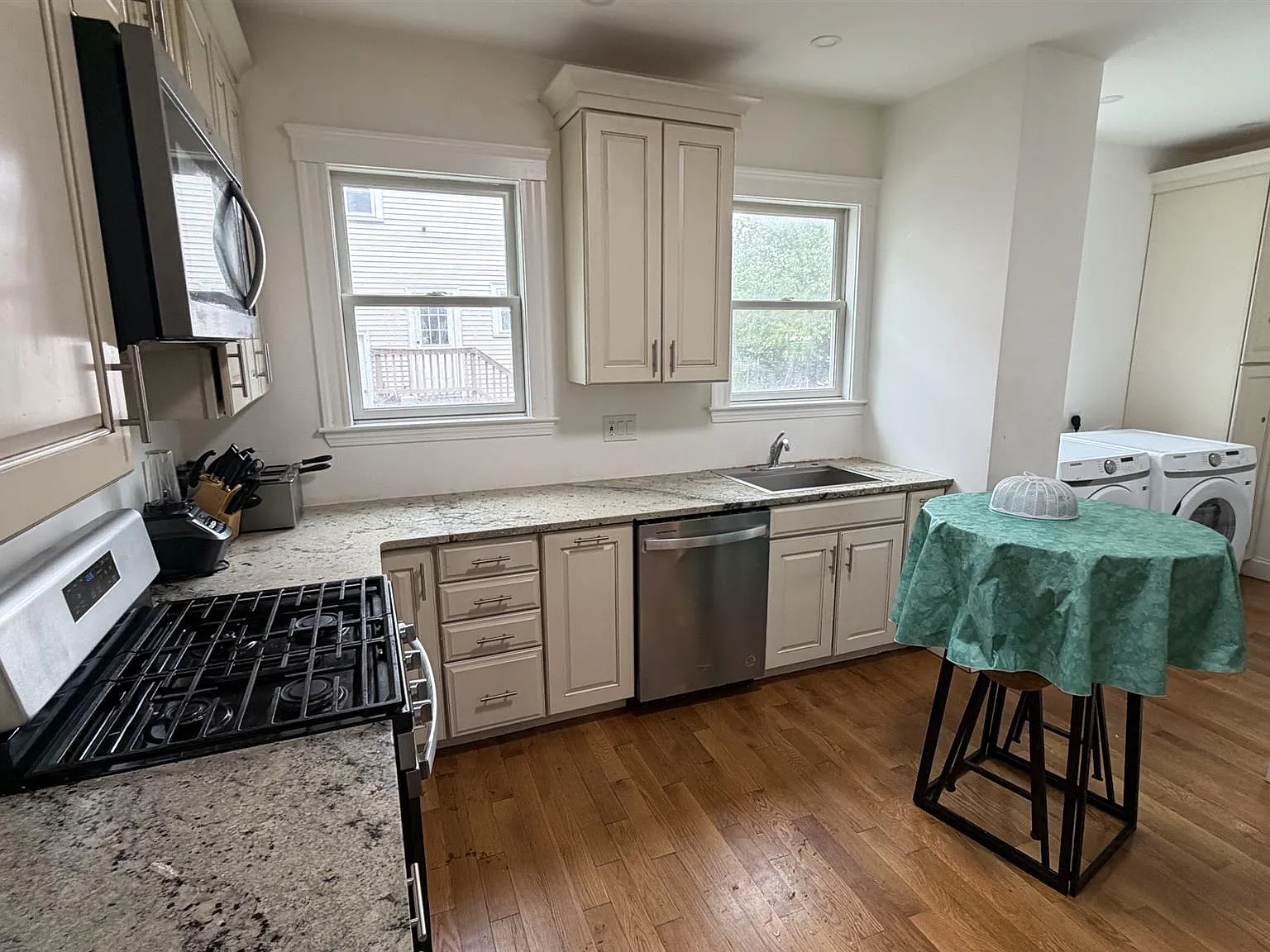 3 bed, 1400 sqft, $3,600 — Photo 1