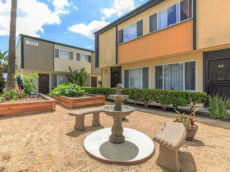 Villa Pacific Townhomes — Photo 15
