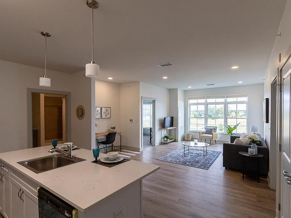 DeLaet's Landing - 99 New Broadway