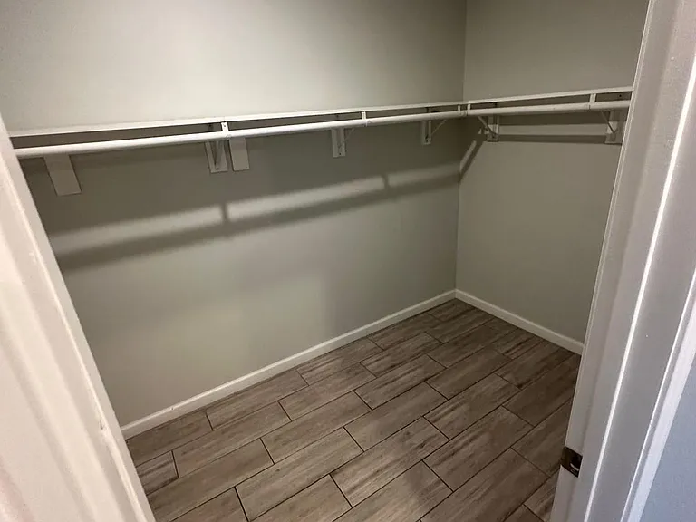 7018 N 14th Dr — Photo 10