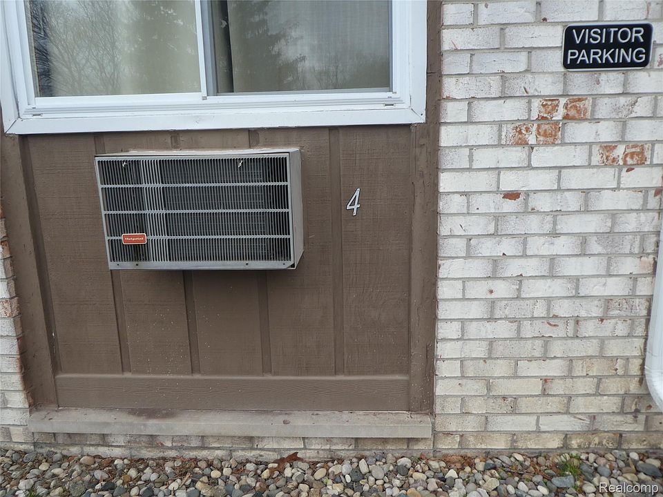 7482 Woodview St Apt 4, photo 3