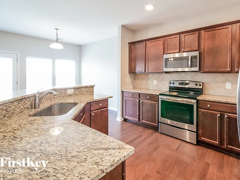 208 Longford Dr — Photo 7