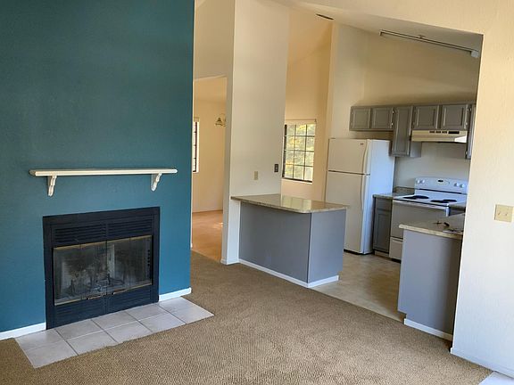 4th image of 22-22 Golden Gate Cir