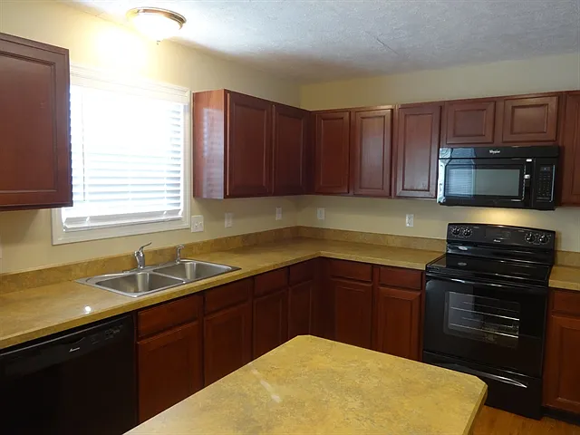 11618 Bridgewater Dr NW — Photo 2